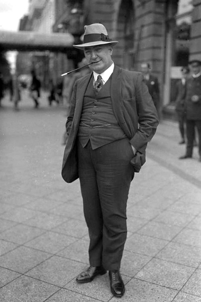 Picture of Edgar Wallace. This image was provided to Wikimedia Commons by the German Federal Archive (Deutsches Bundesarchiv) as part of a cooperation project.